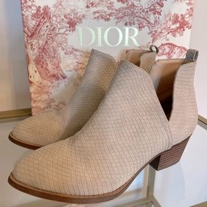 CL Womens Bootie Size 6.5 Like New